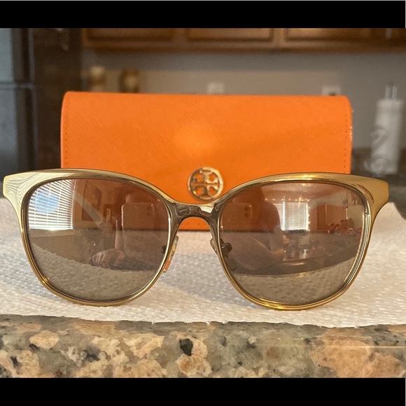 Tory Burch Sunglasses - Picture 4 of 8